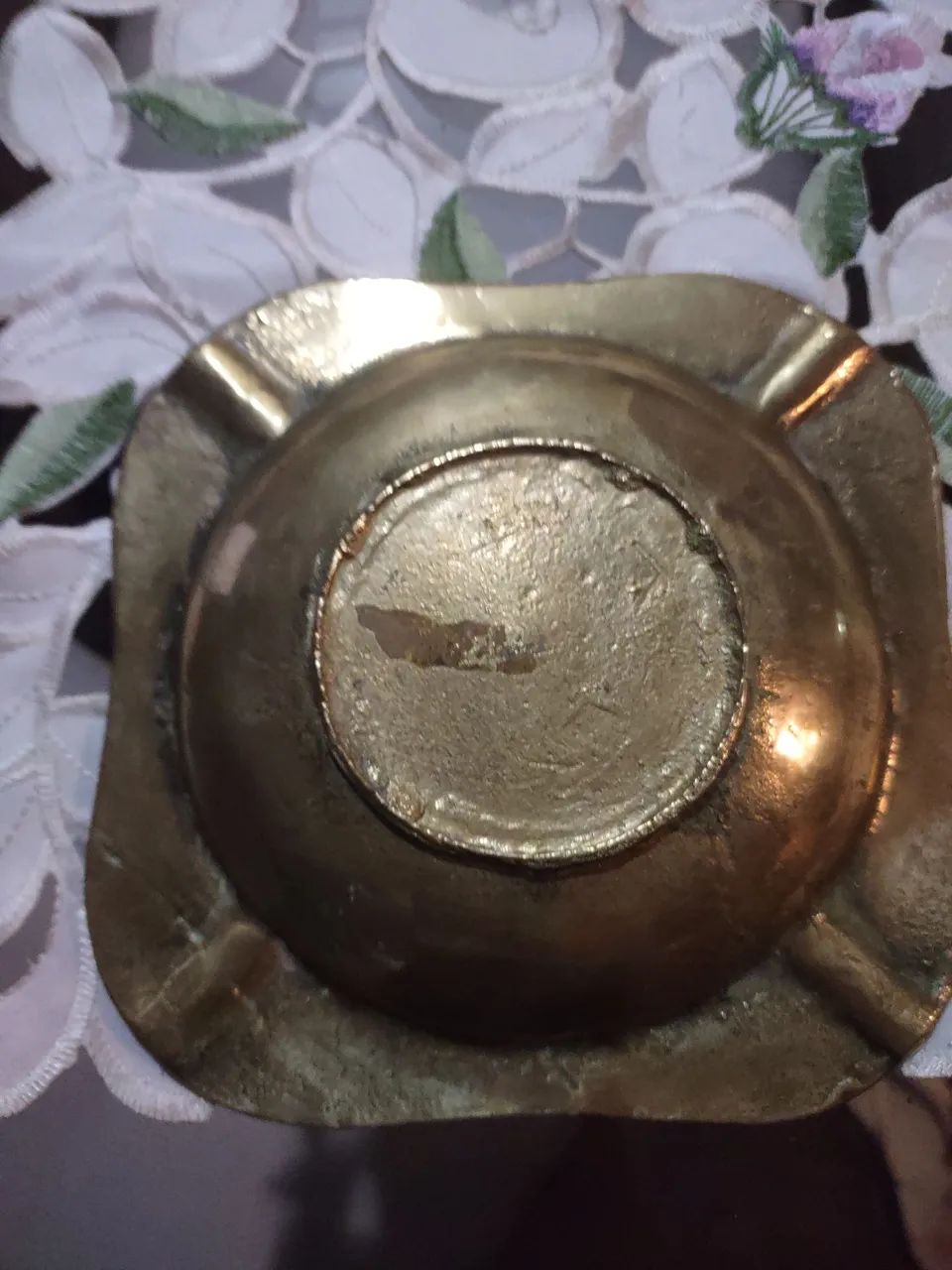 Cinzeiro de Metal com Detalhes em Relevo - Foto 4