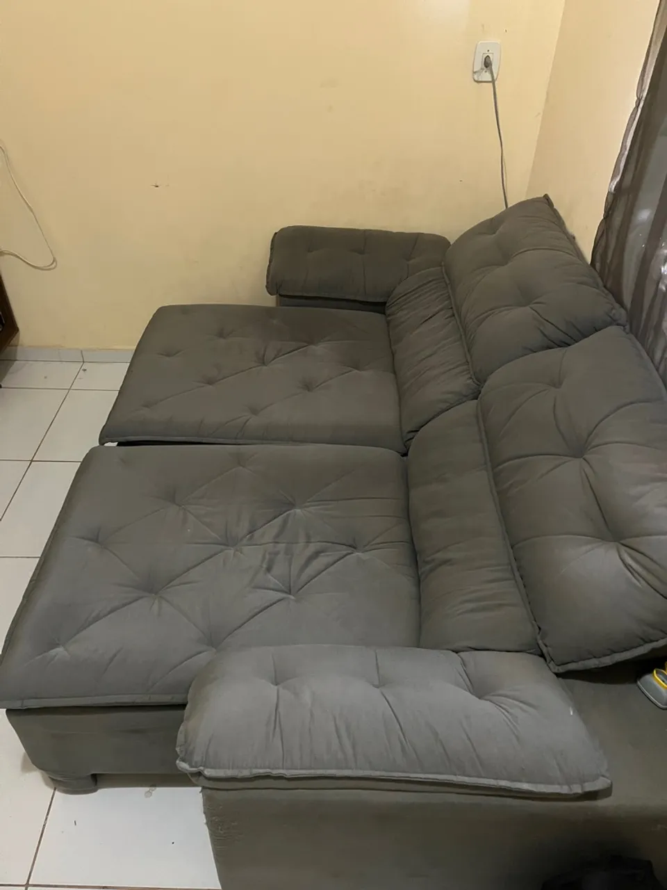 Sofá cinza confortável