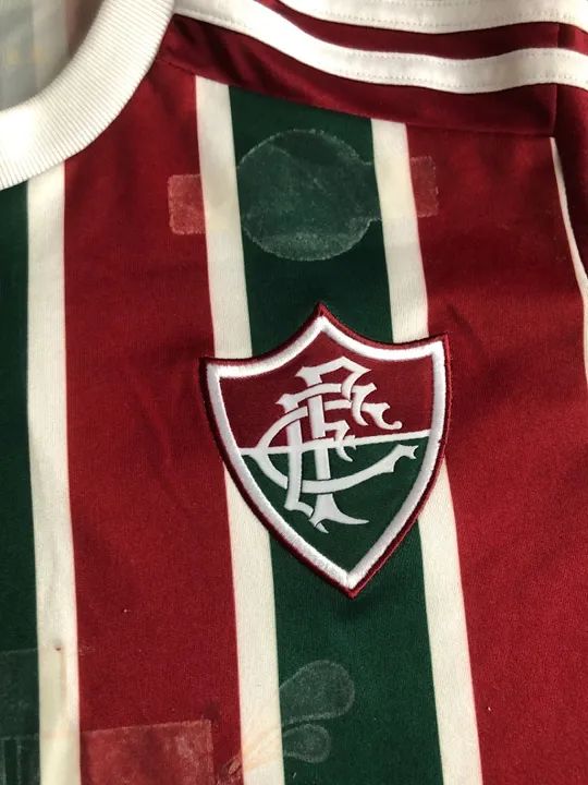 CAMISA FLUMINENSE COM COLA DO ADESIVO QUE DESCOLOU  TAMANHO P