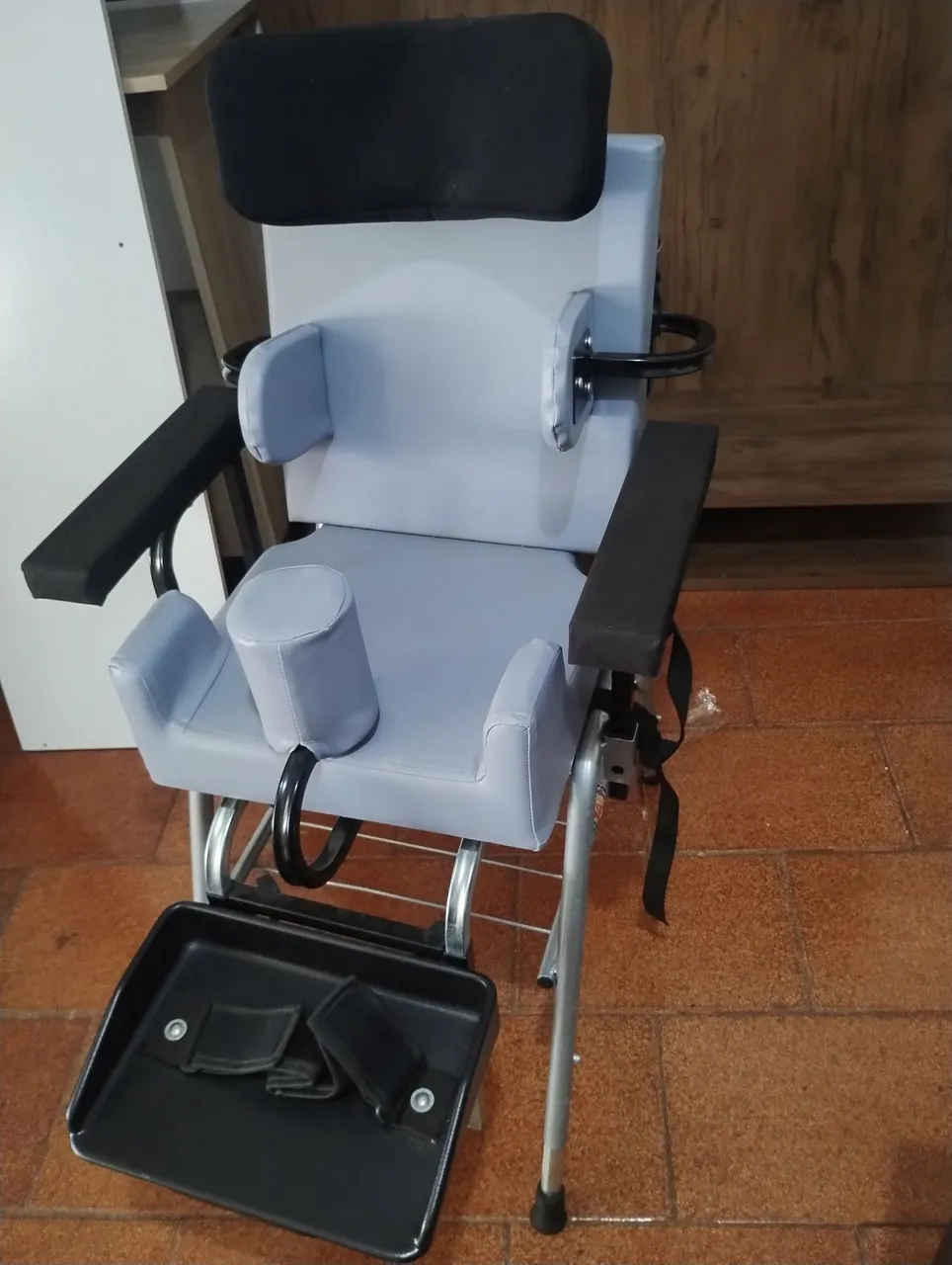 Cadeira para atividades, refeição, usado em bom estado, com apoio de cabeça.
