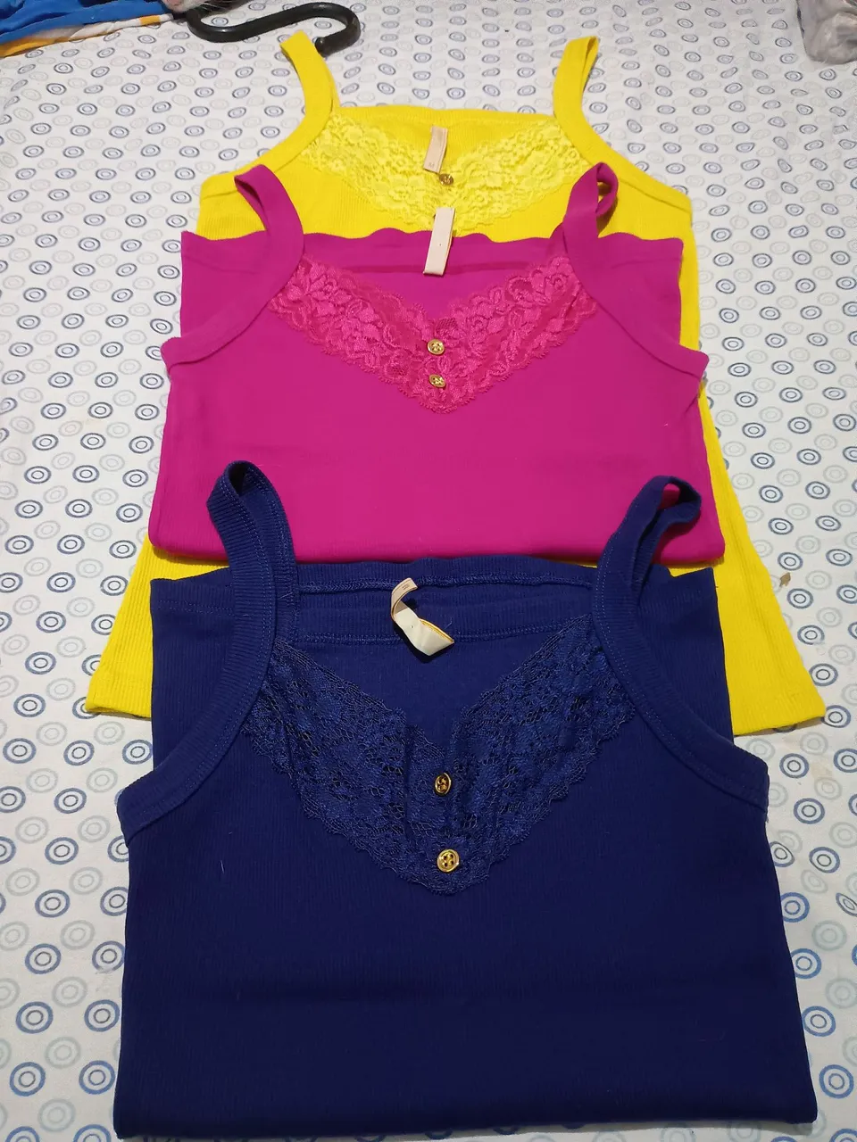 Blusas com renda e sem renda, saída de praia.