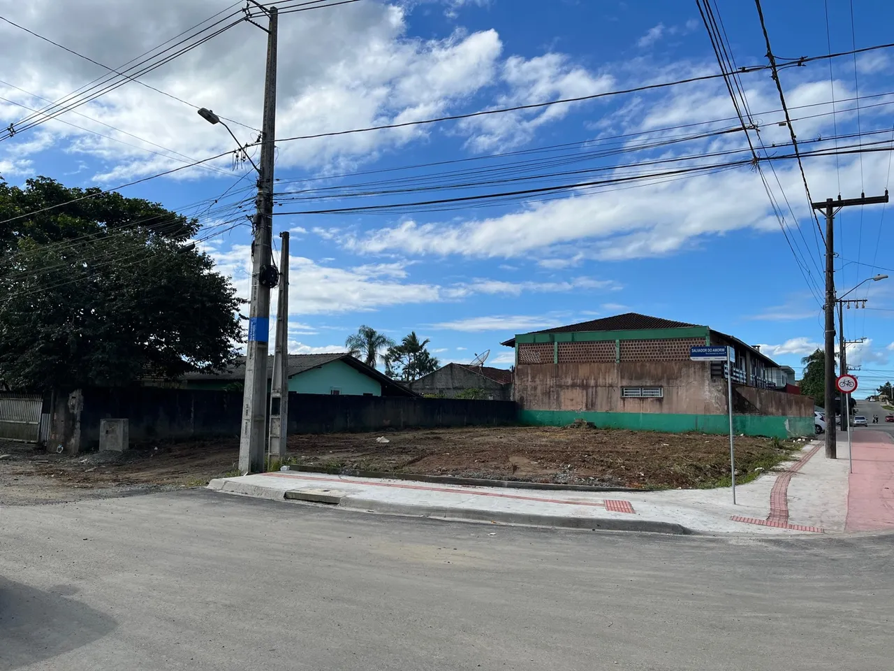ALUGO TERRENO COMERCIAL (DE ESQUINA EM RUA ASFALTADA)