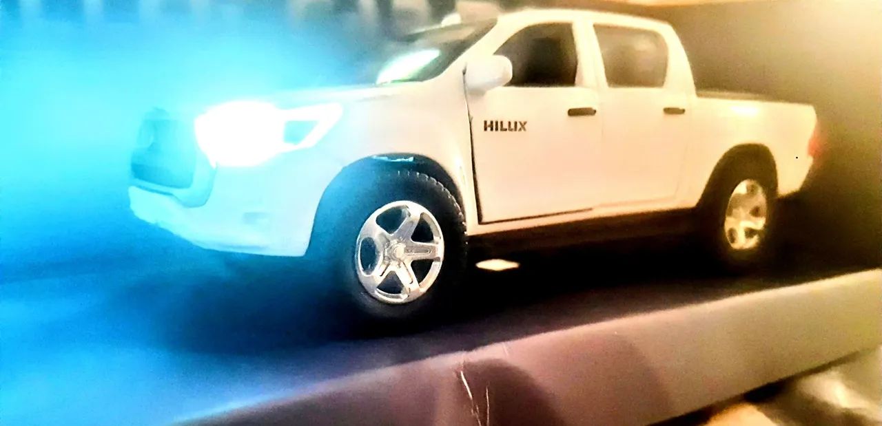 Miniatura Toyota Hilux 4x4 Branca (Novo modelo) - Foto 5