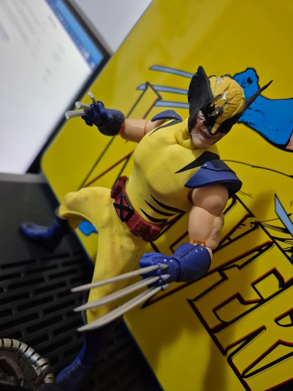 Mezco On:12 Wolverine Deluxe Steel Box - Foto 2