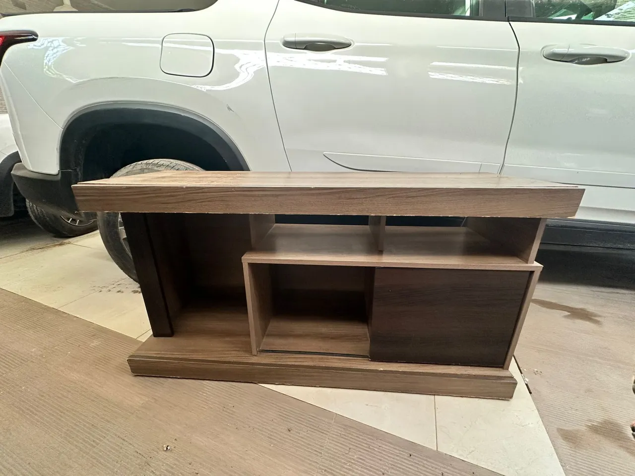 Rack moderno com porta e nichos