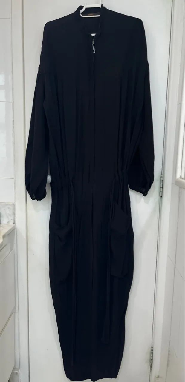 Macacão Animale preto em crepe com zíper frontal 