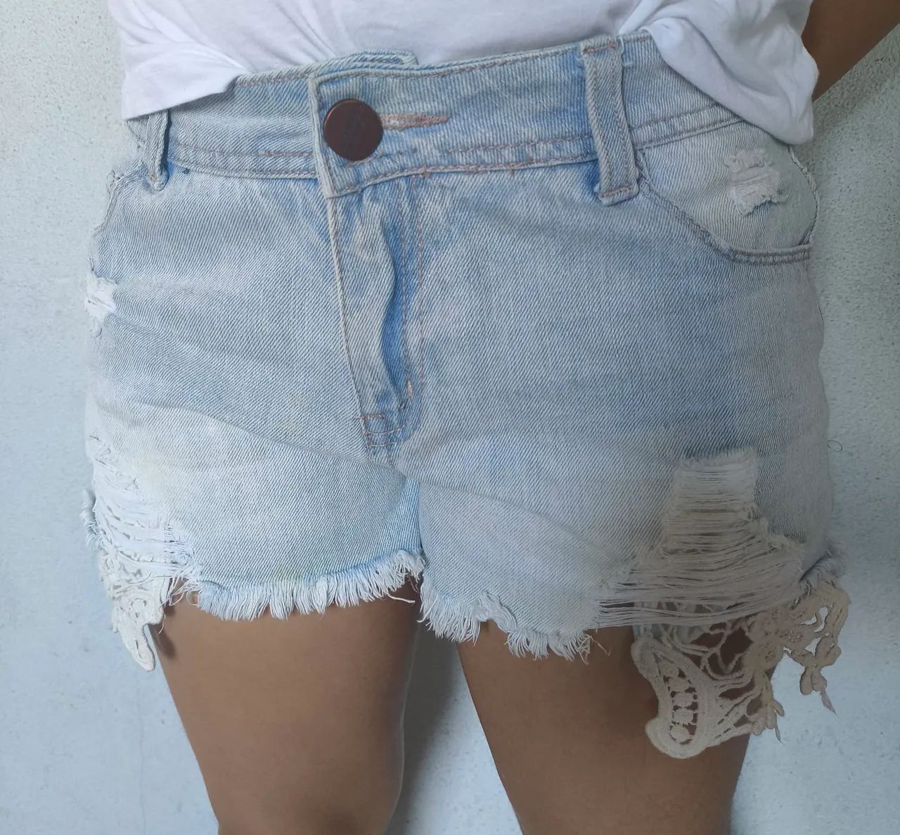 Short curto jeans com barra de renda - Foto 3