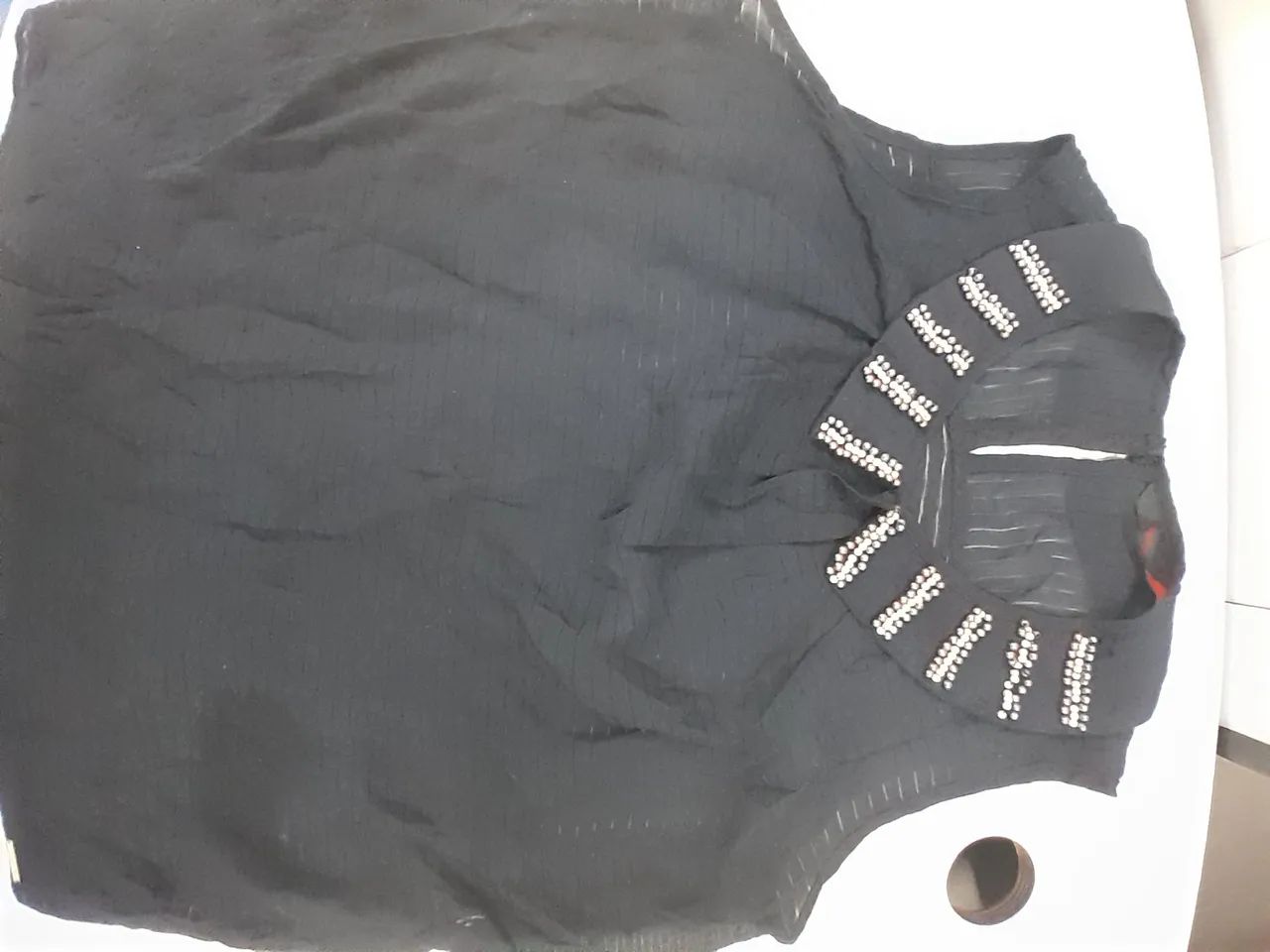 Blusa preta com detalhes em pedraria - Foto 2