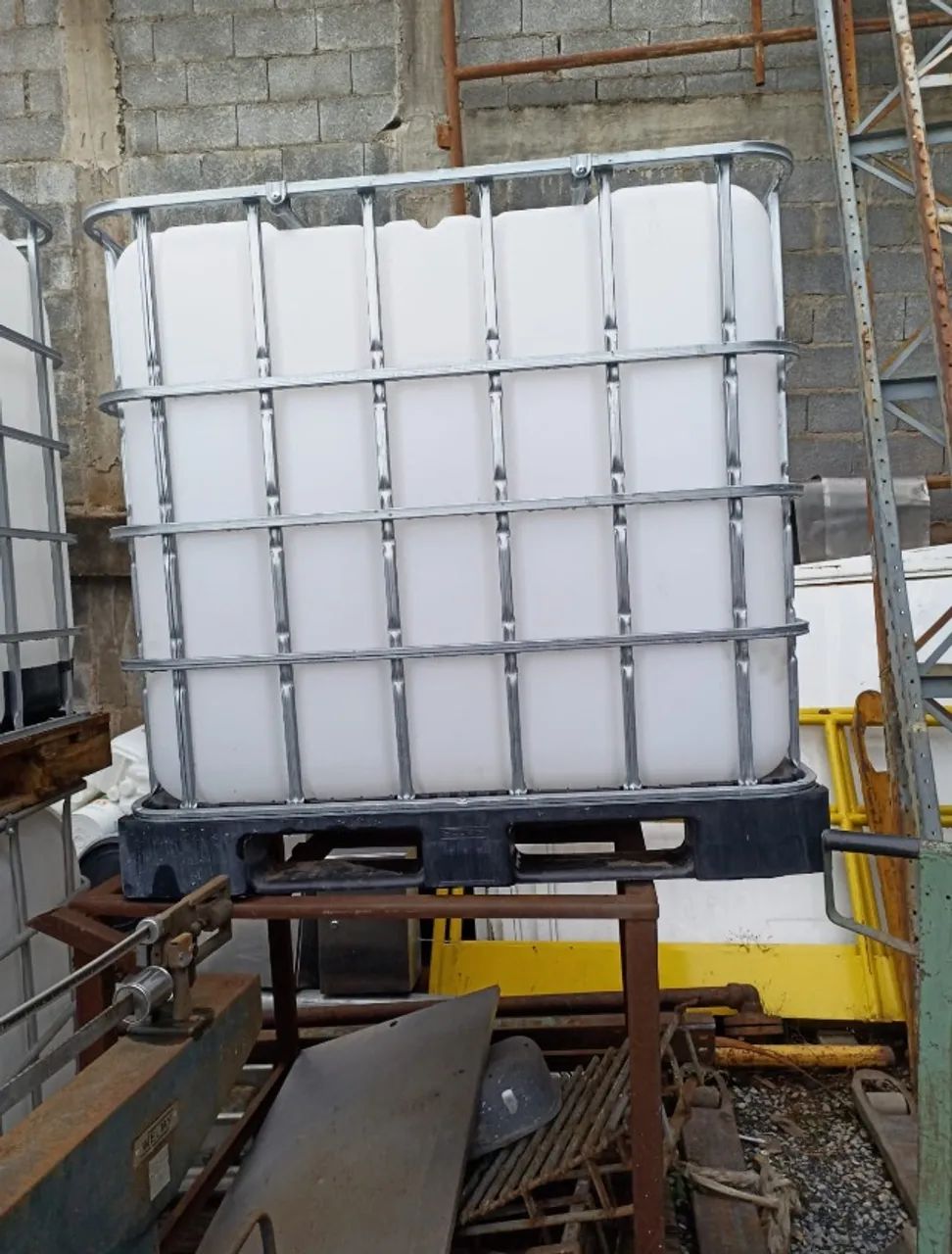 Reservatório IBC container 1000 litros gradeado Limpo
