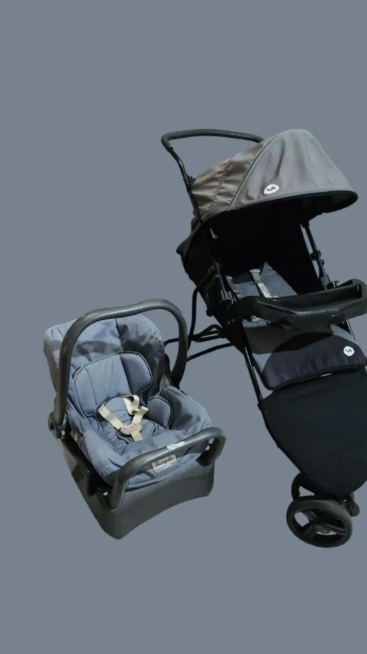 Carrinho de bebê e bebê conforto