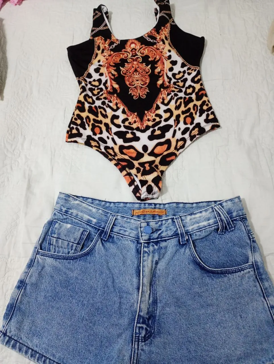Body estampado e shorts jeans