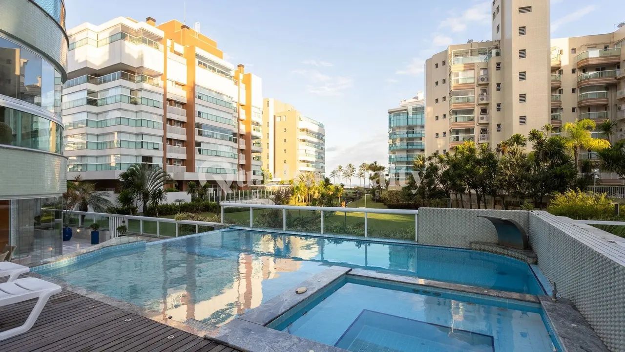 Apartamento à beira-mar com piscina privativa