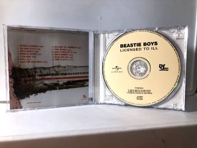 CD da banda  Beastie Boys com o título Licensed to Ill em perfeito estado de conservação e - Foto 3