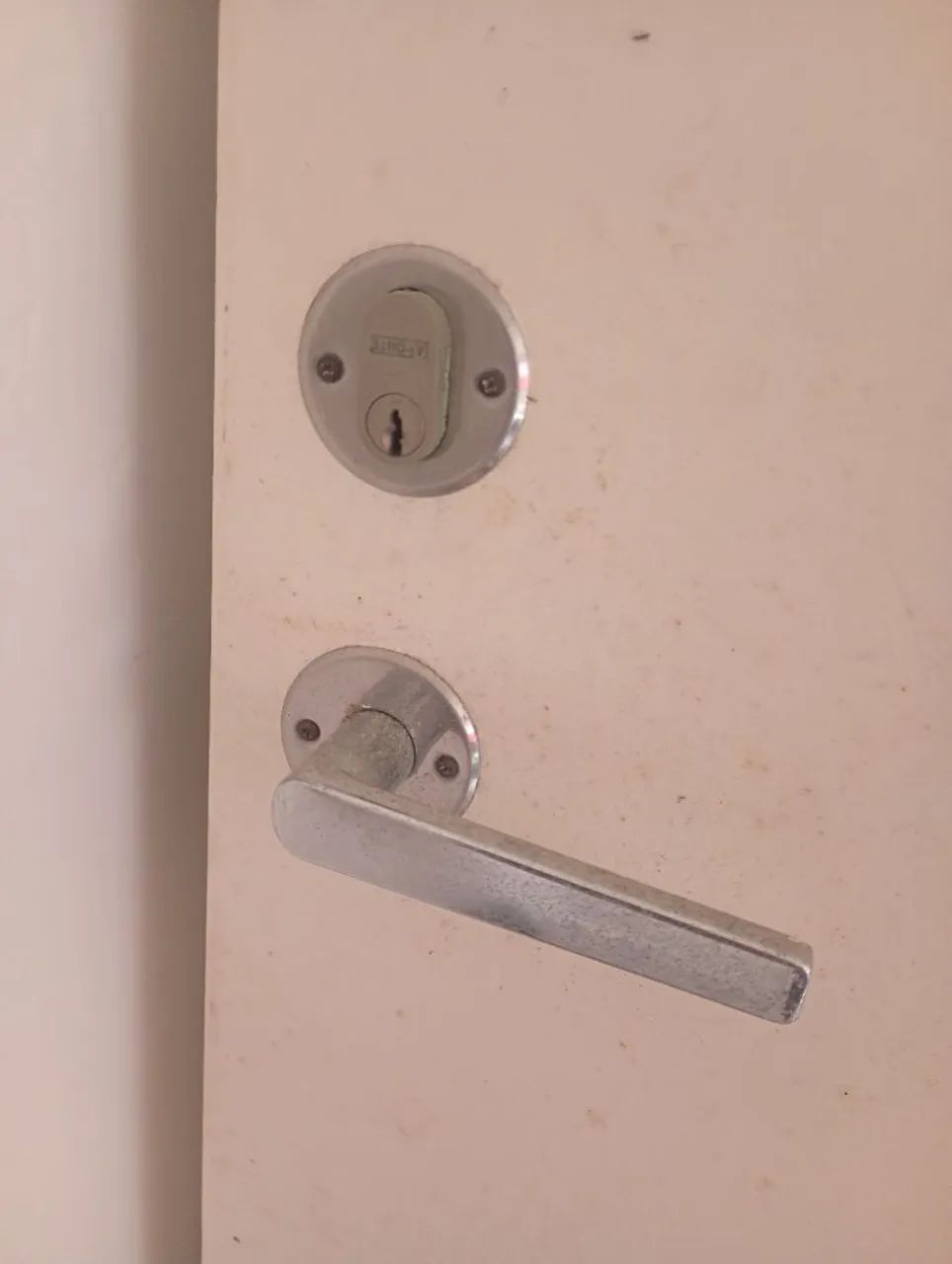 Solid door with peephole64717309863937122