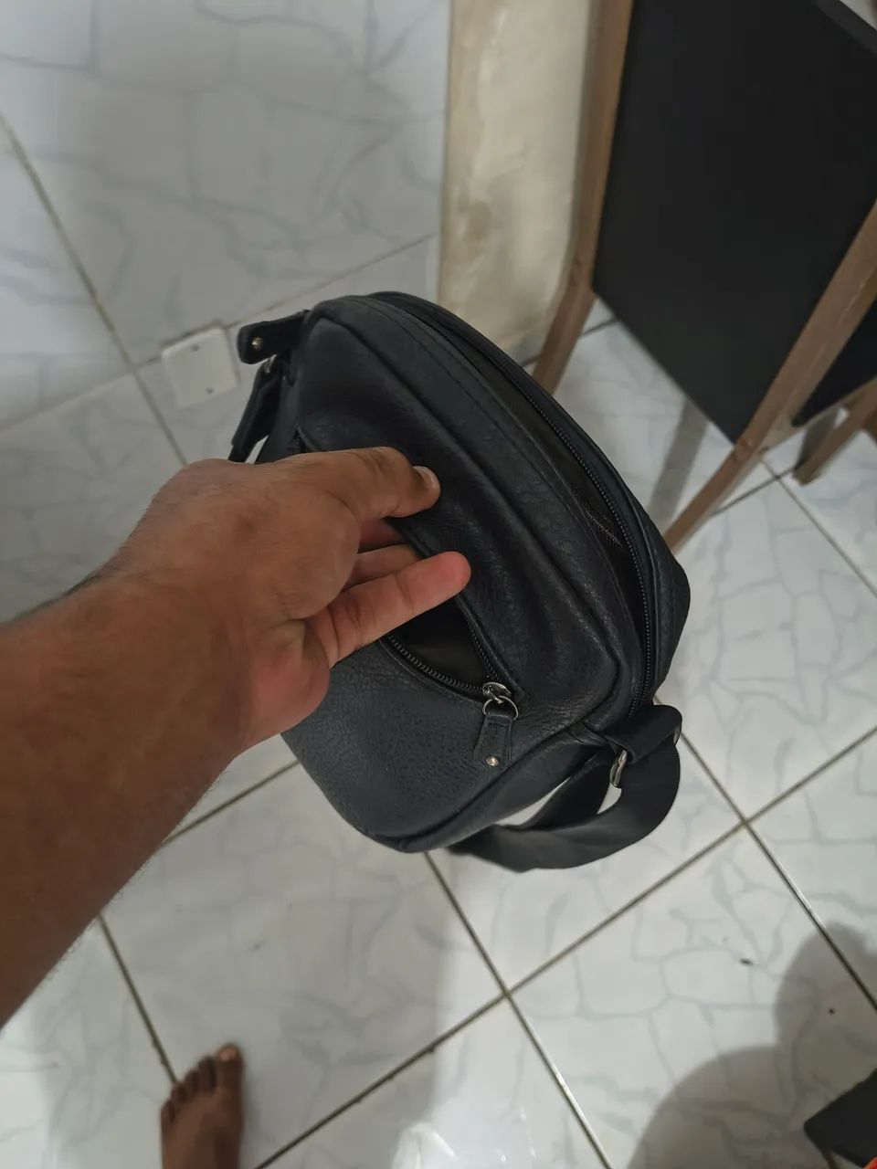 Bolsa masculina preta de ombro  - Foto 4