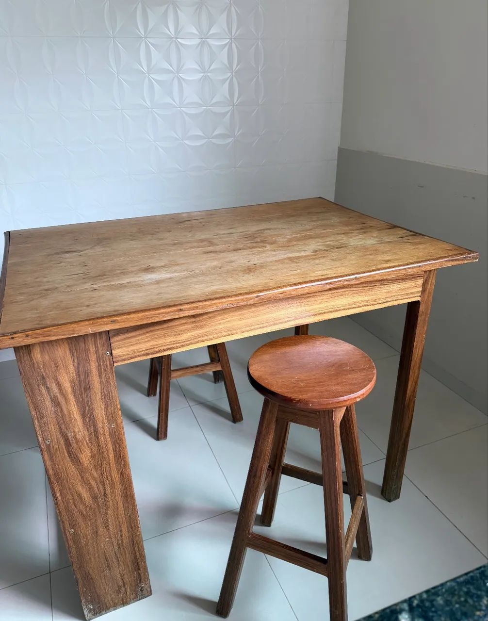 Mesa de madeira. 64962185663874122