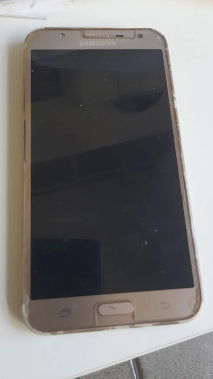 Smartphone j7 com defeito.