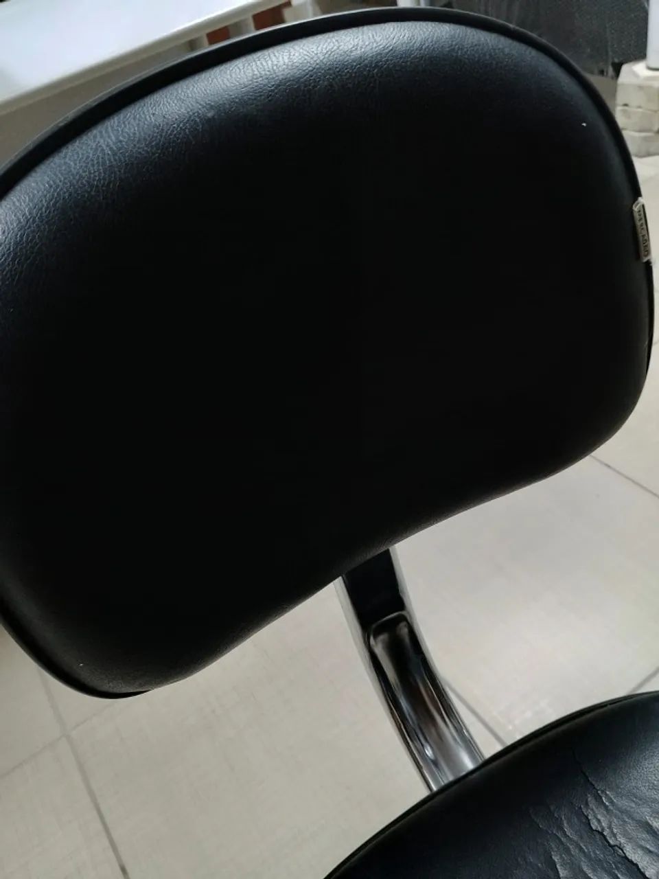Lote com 4 cadeiras p/ escritório fixa com pés de inox usada - Foto 3
