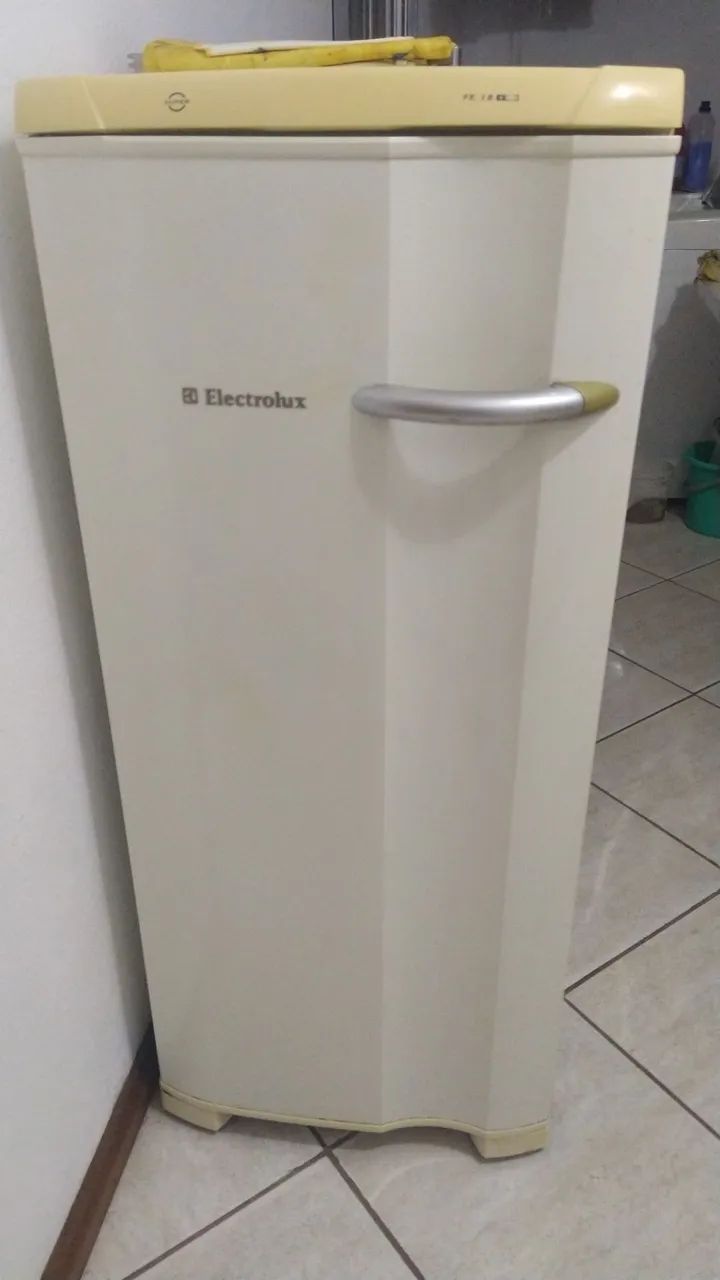 Freezer vertical eletrolux FE 18 