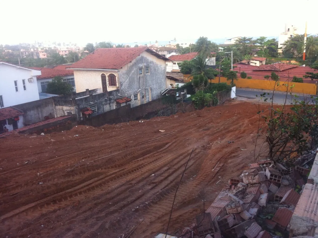 TERRENO PATAMARES 2.372 M2, A 600 METROS DISTÂNCIA DA PRAIA