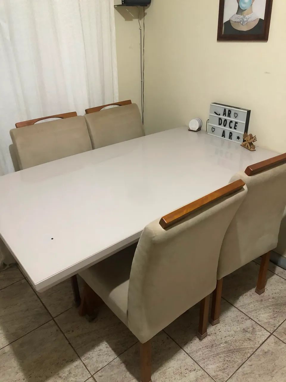 Mesa de madeira maciça com 4 cadeiras acolchoadas  - Foto 2