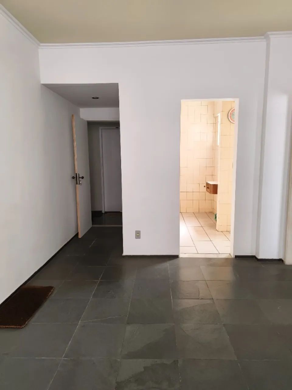 Bom apartamento de sala e quarto com garagem no Centro - Niterói