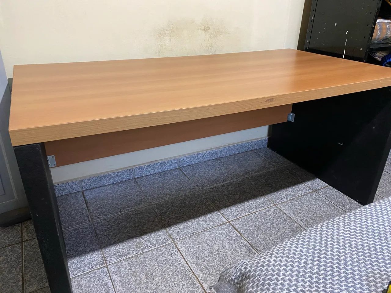 Vendo mesa modelo escritório