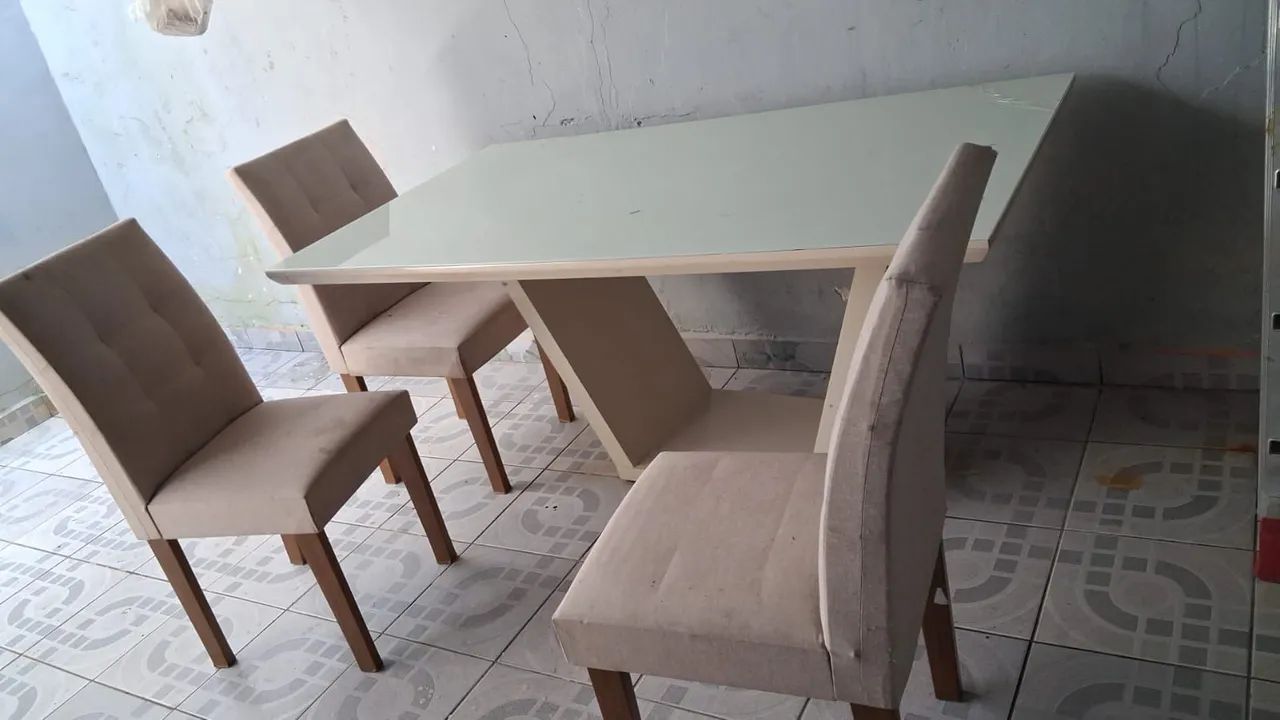 Vende se uma mesa e um rack
