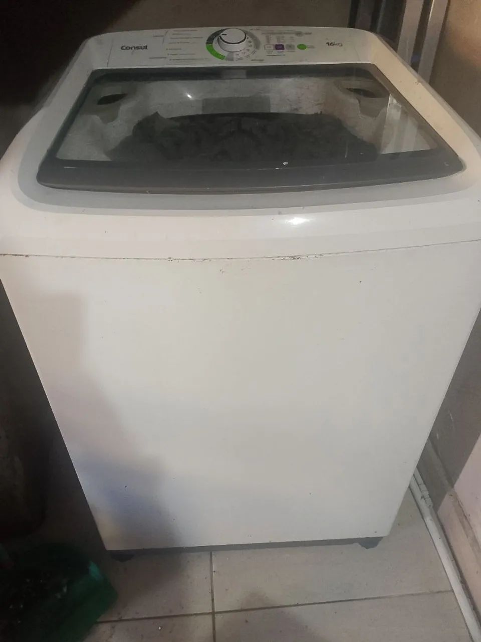 Máquina de lavar roupa usada com defeito 