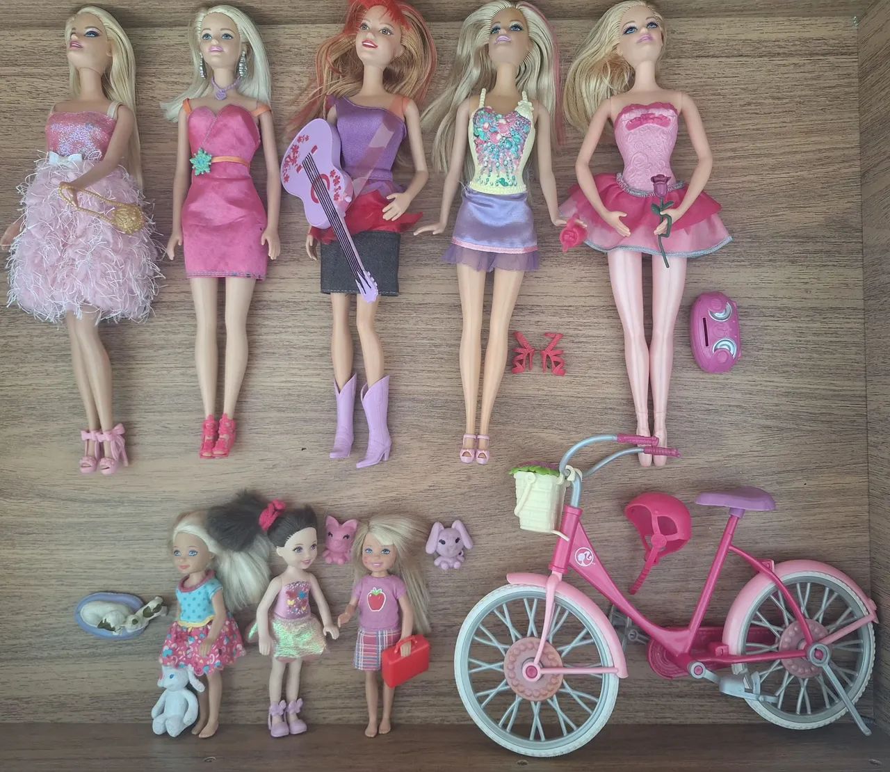 08 BONECAS da COLEÇÃO BARBIE e uma BICICLETA