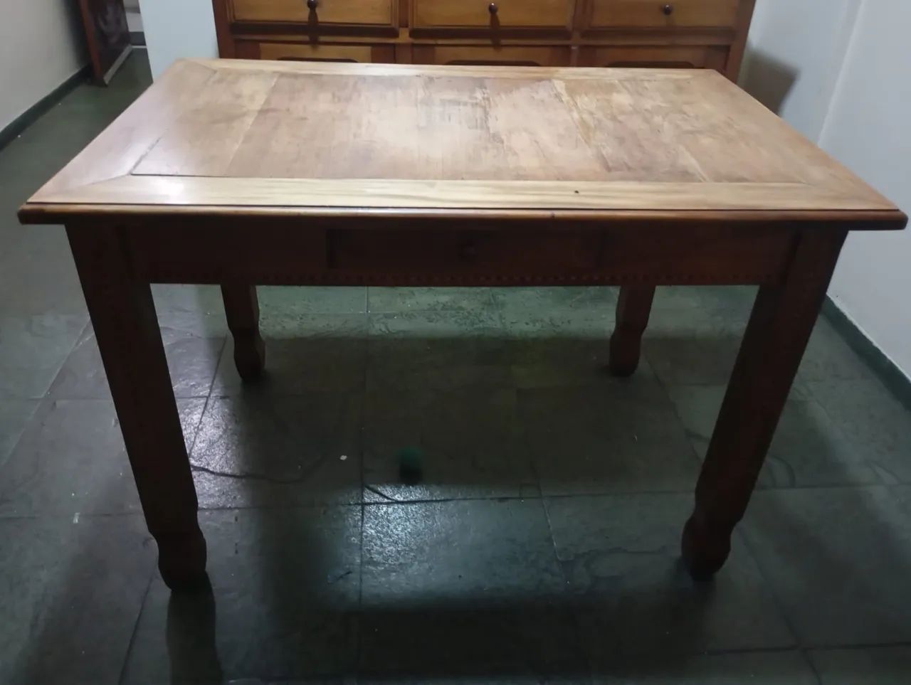 Mesa de madeira maciça em bom estado.  - Foto 4