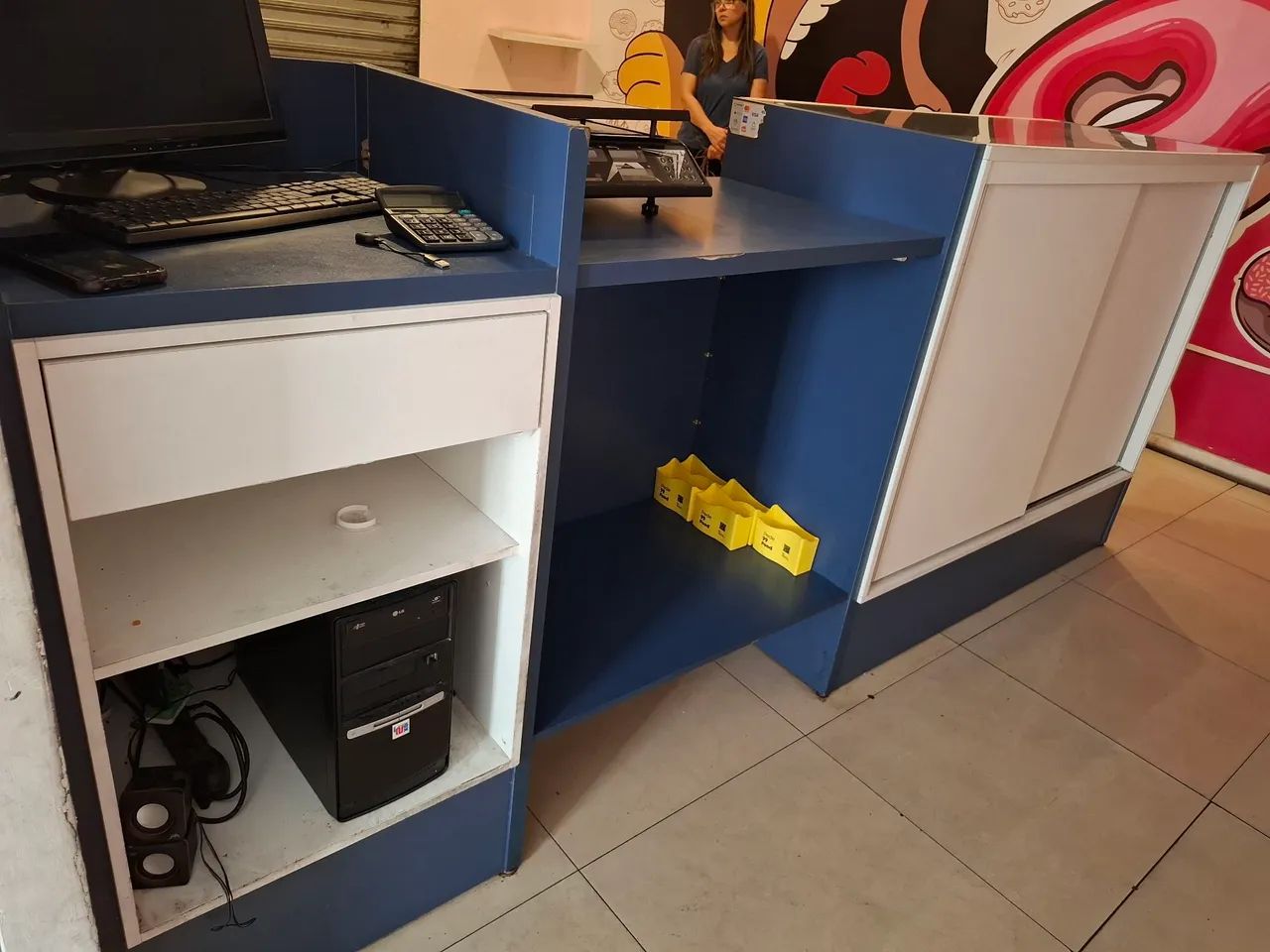Balcão com vitrina fria e 10 bandeijas de  aluminio - Foto 4