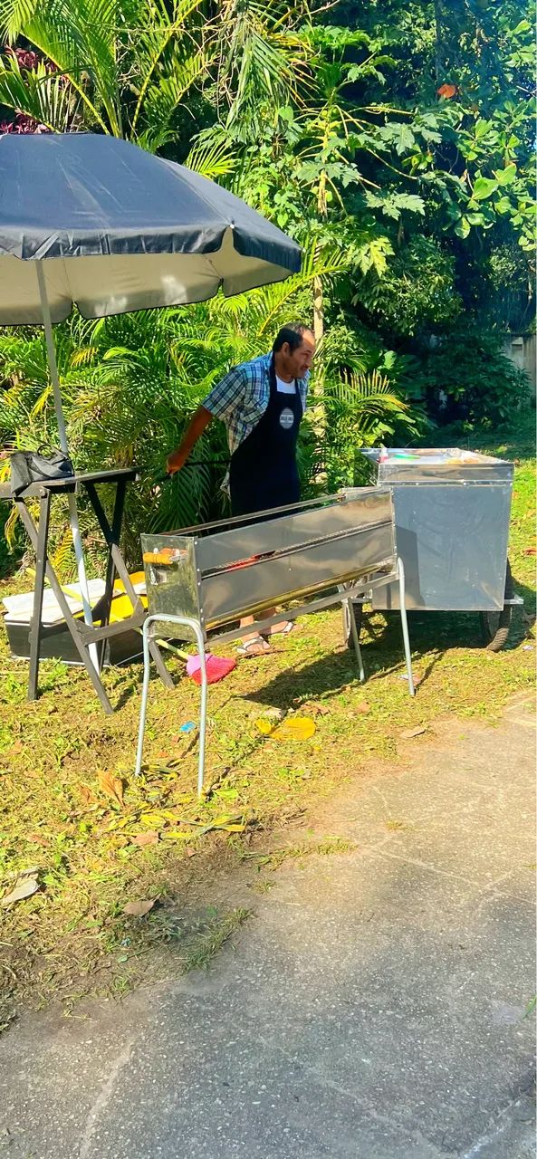 Carrocinha com churrasqueira 