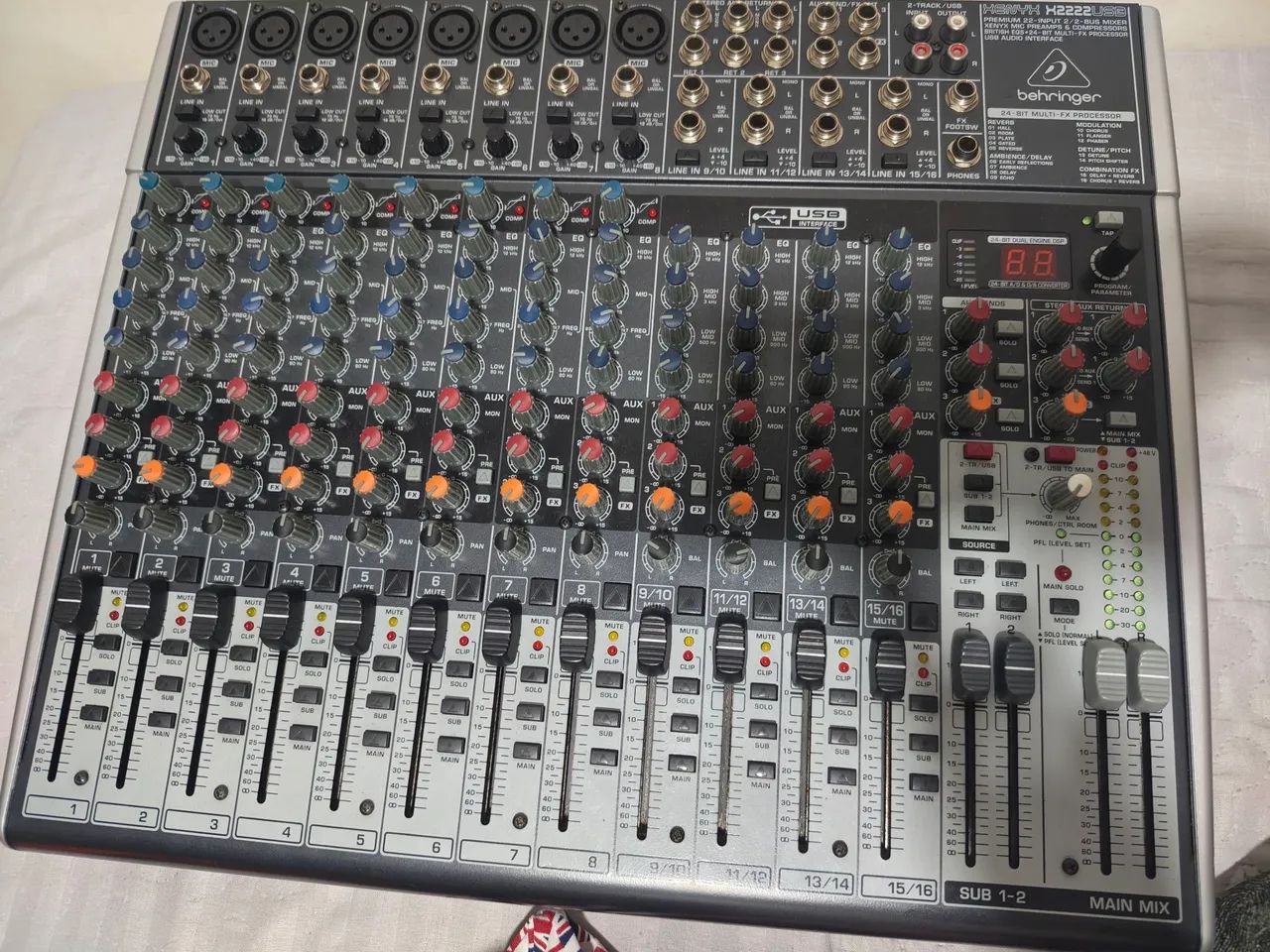 Vendo essa linda mesa de som 