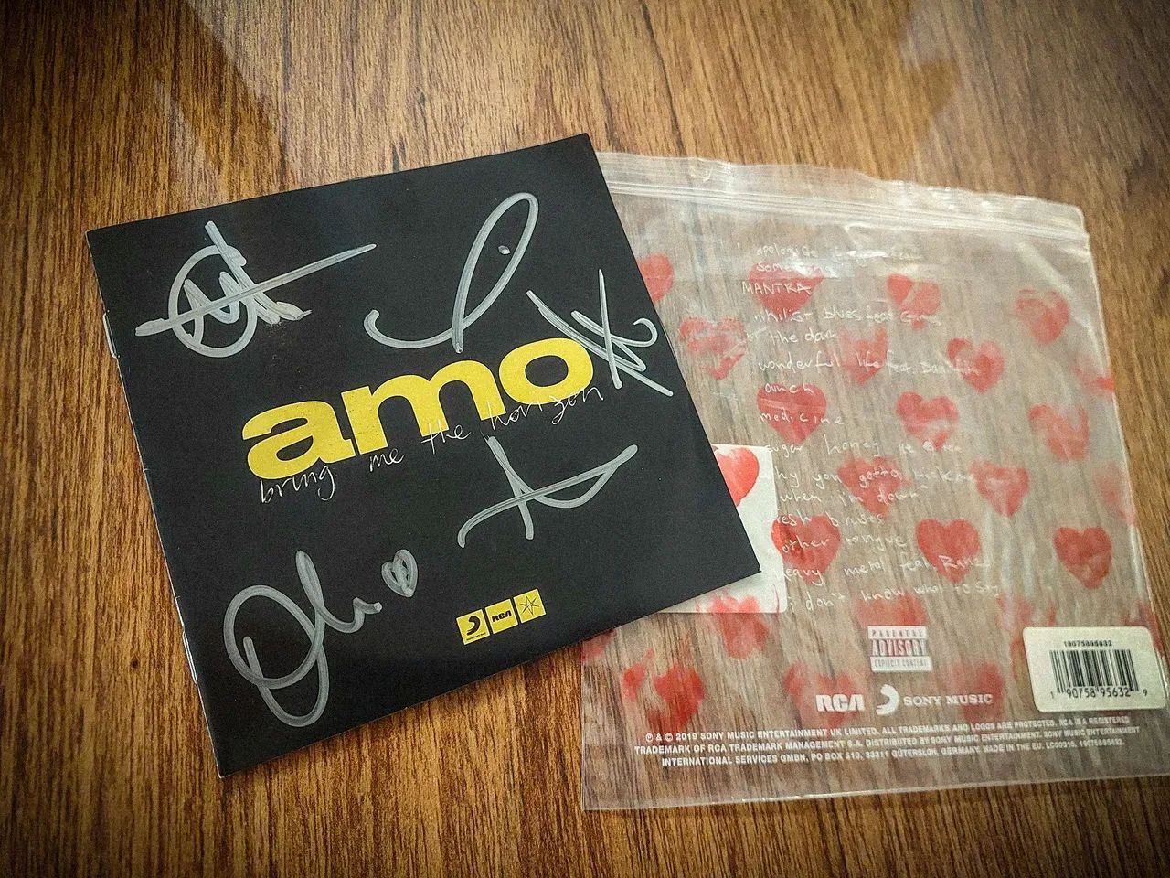 Bring Me The Horizon - amo | CD AUTOGRAFADO | Edição Limitada - Foto 3