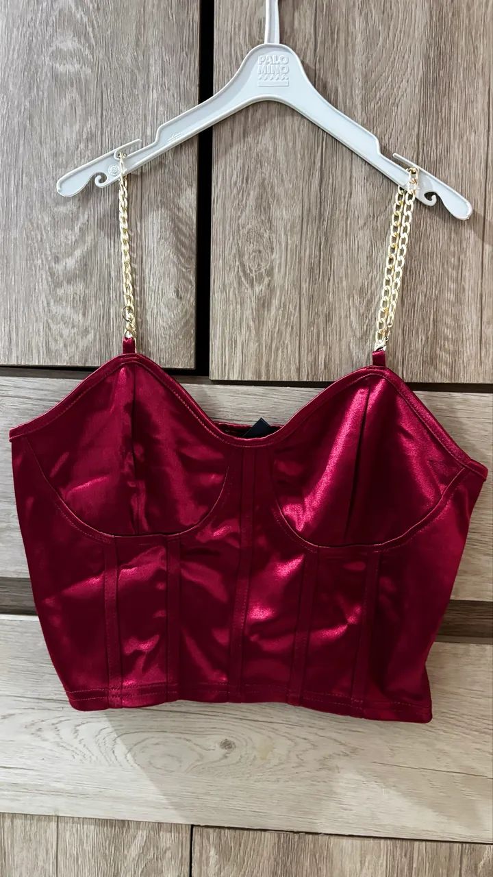Top de Seda Shein com Detalhe de Corrente dourada