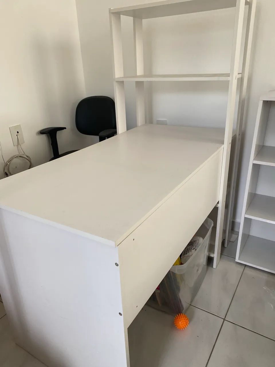 Escrivaninha com estante branca 