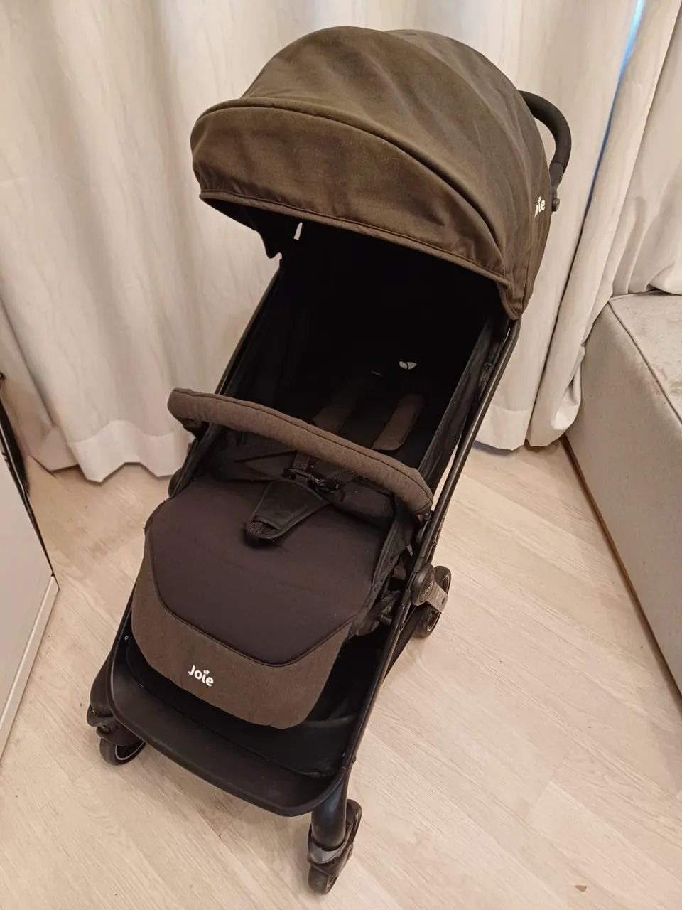 Carrinho de Bebê Joie Tourist - Ultra Leve Compacto e Higienizado - Excelente estado - Foto 2
