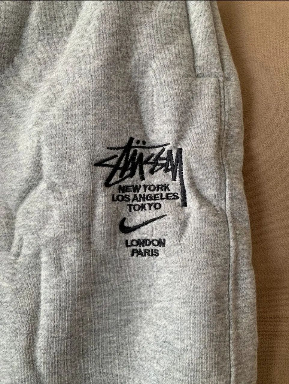 Calça Stussy x Nike Internacional Moletom Cinza - Foto 3
