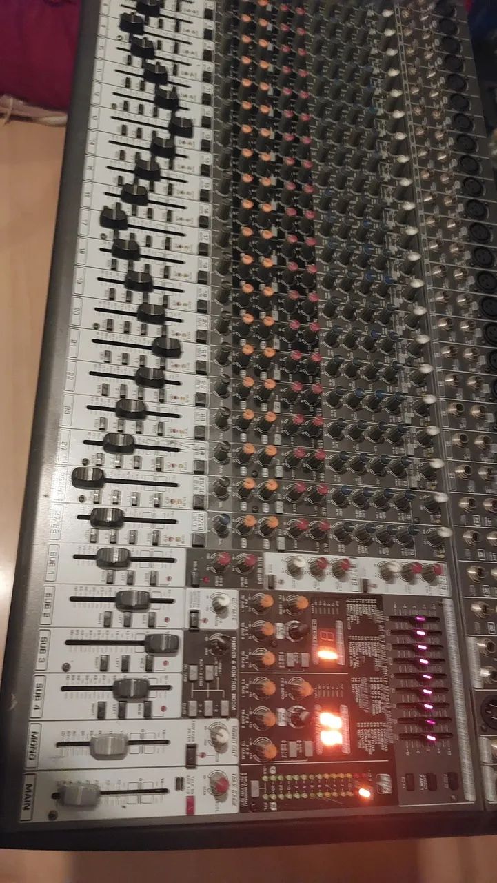 Mesa de Som 32 Canais