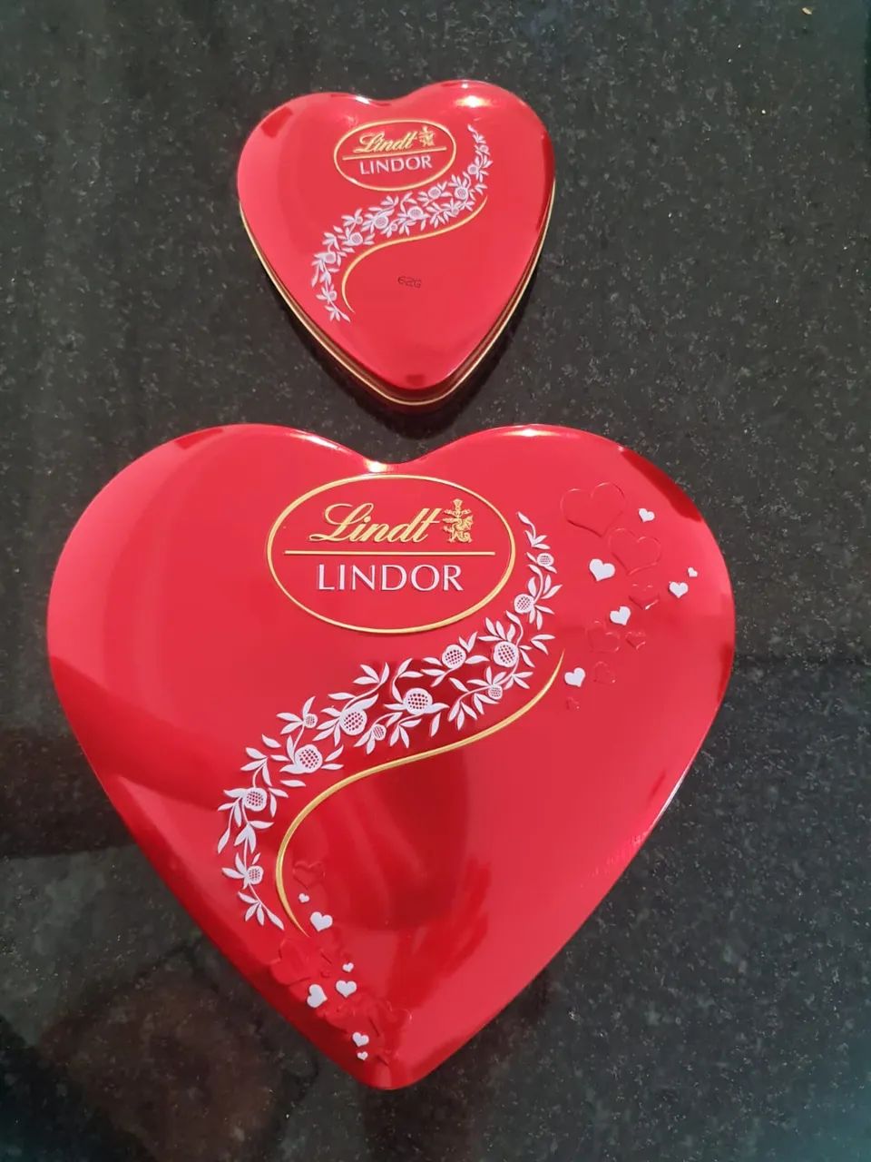 Duas caixa em formato de coracao lindt pequena e grande decoracao