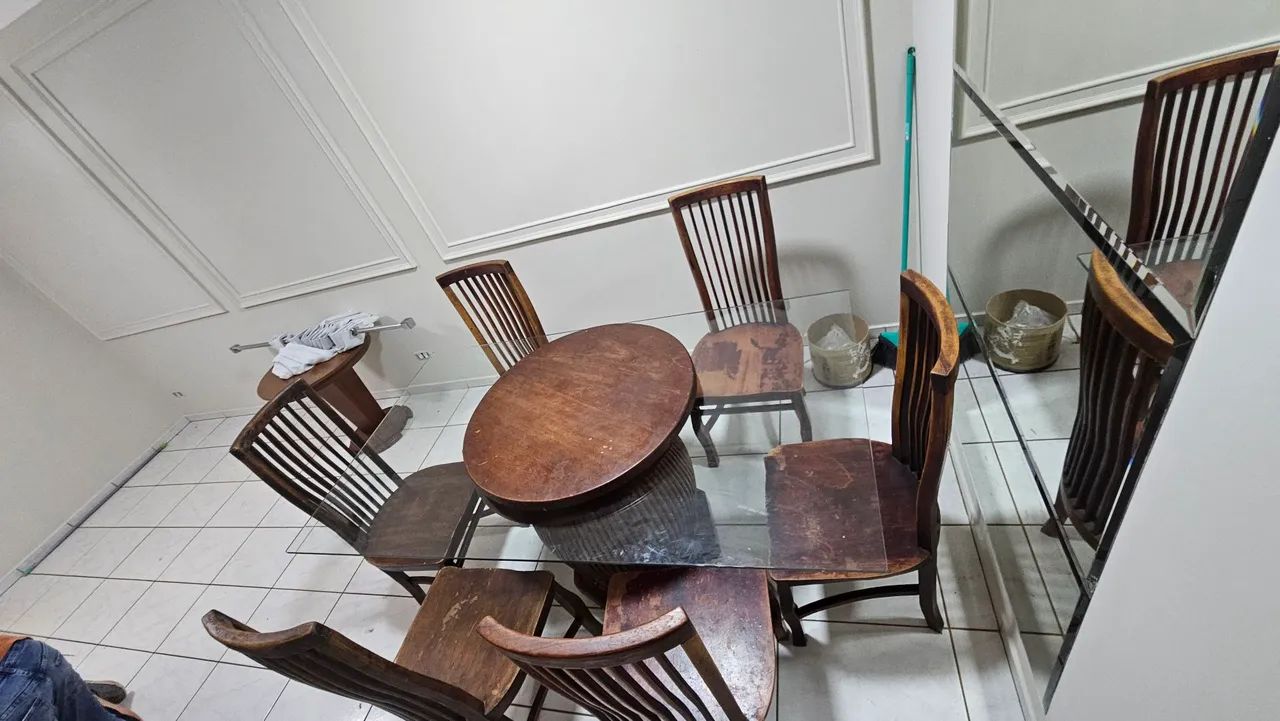 Mesa retangular de vidro com 6 cadeiras de madeira - Foto 3