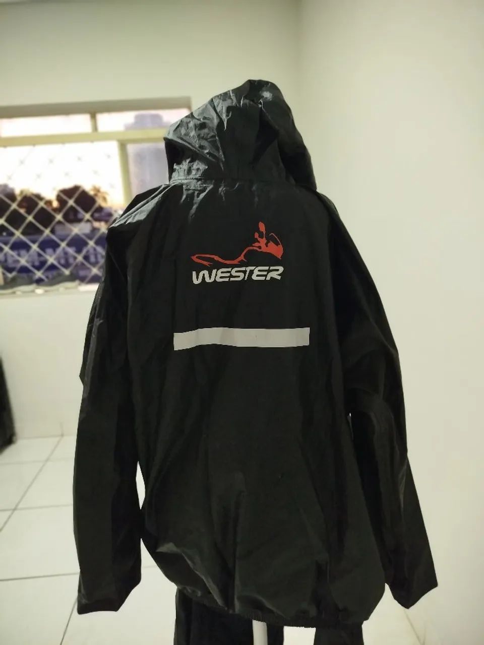 Vendo capa de chuva .