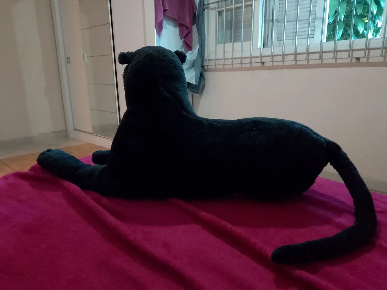 Pantera de pelúcia deitada que faz rugido  - Foto 5