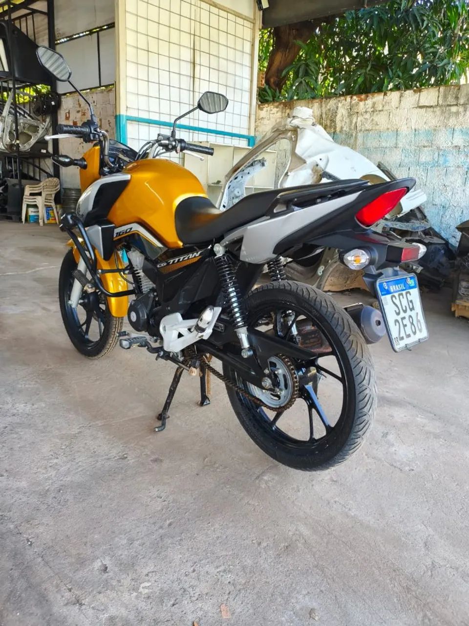 Titan muito conservada 