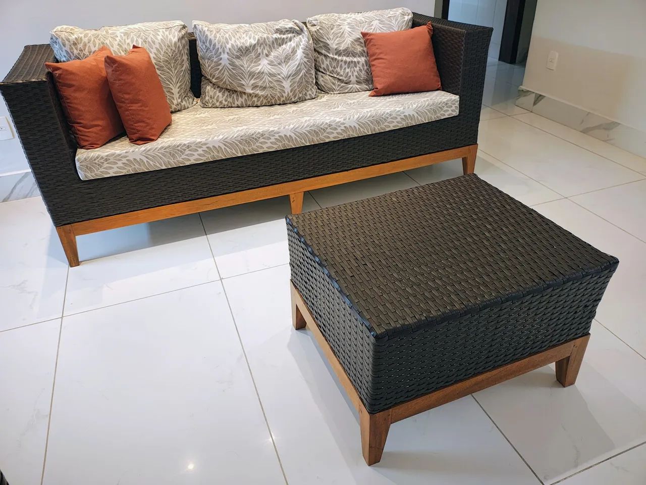 Sofá e poltronas com acabamento e madeira, para área interna ou externa - Foto 5
