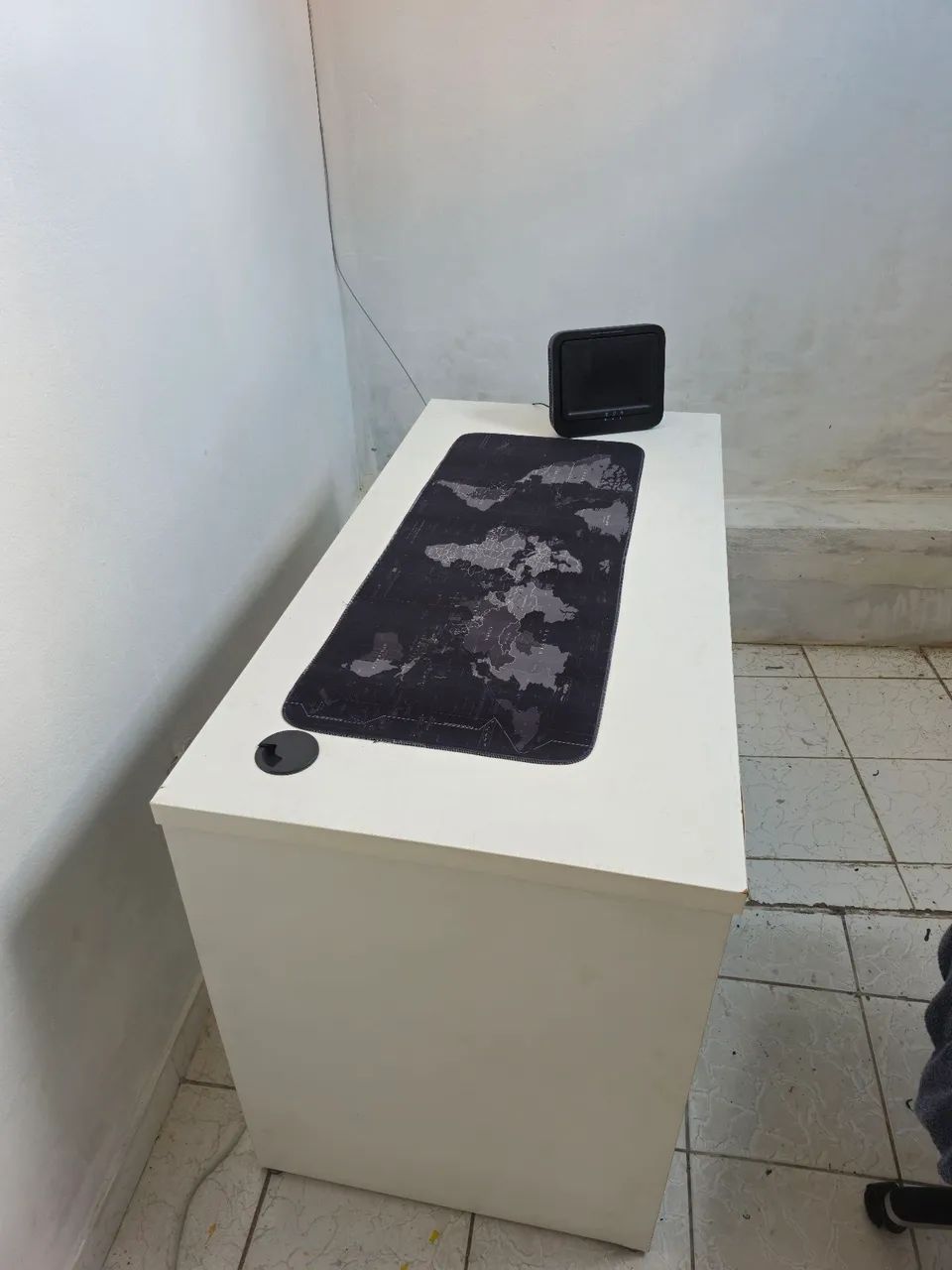 Mesa para PC com gaveta.
