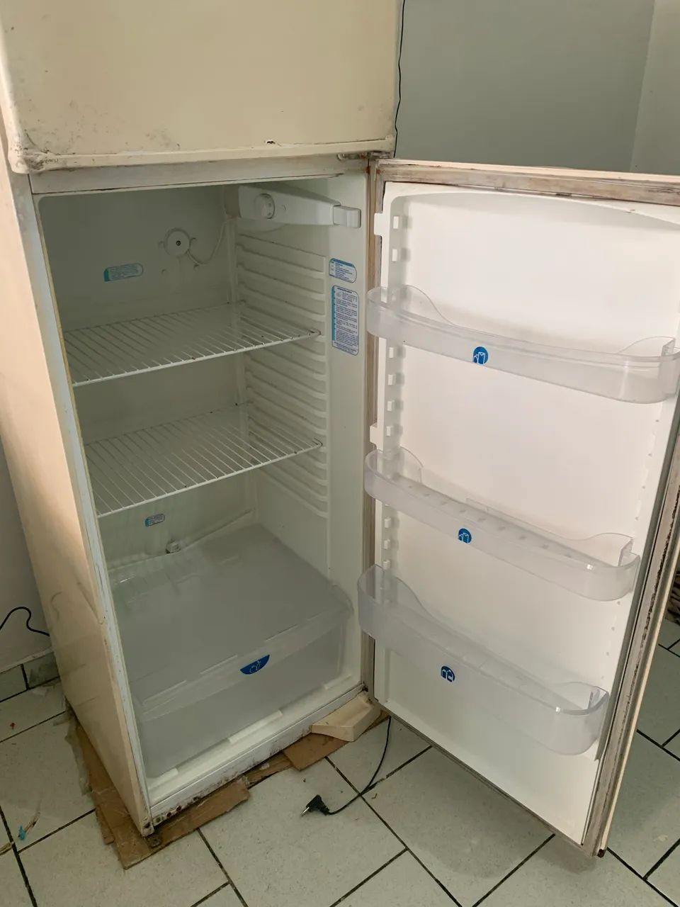 Geladeira com duas portas antiga (ainda funcionando) - Foto 3