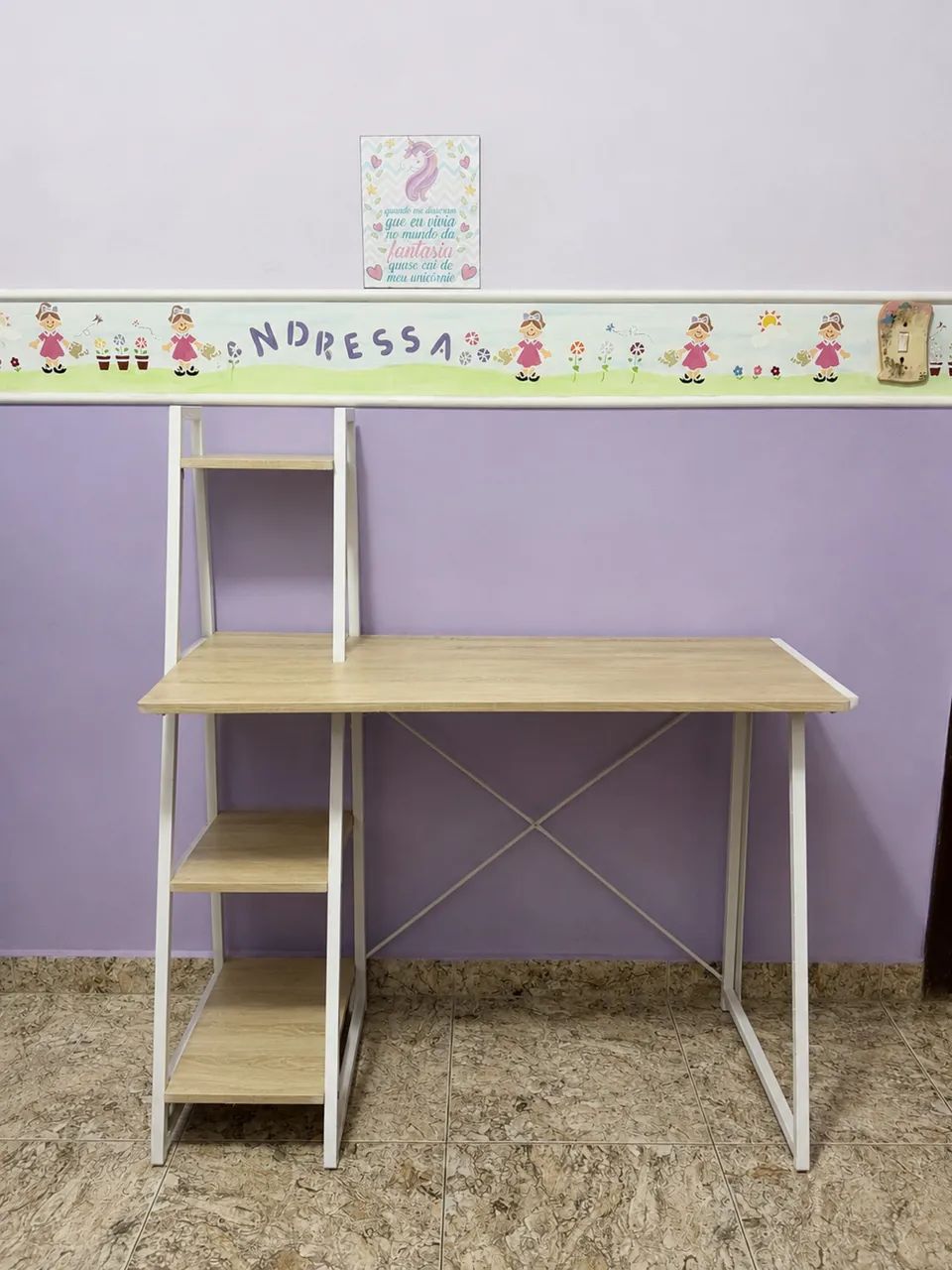 Vendo escrivaninha em perfeito estado. 