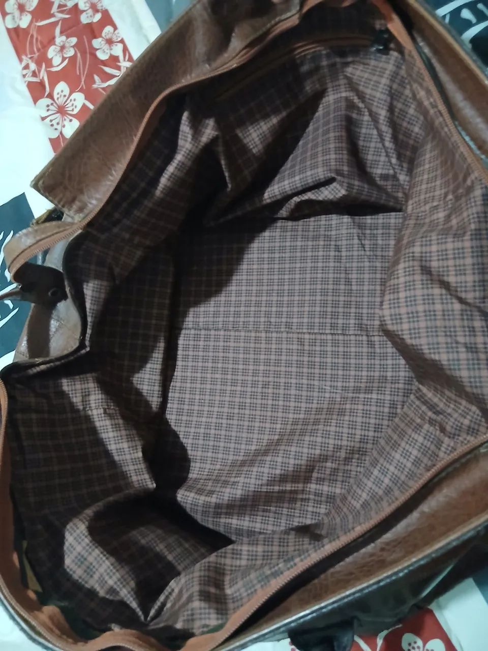 MALA DE VIAGEM GRANDE EM COURO LEGÍTIMO ARTESANAL PATCHWORK EM ÓTIMO ESTADO  - Foto 4